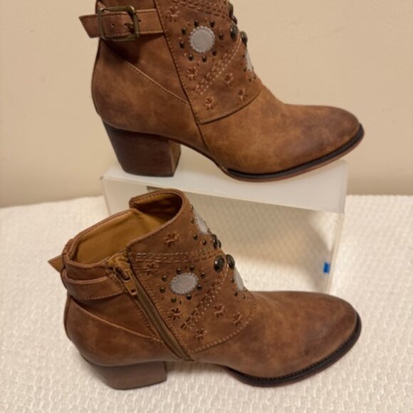 GC Shoes Western Studded Ankle Booties Cognac Brown Block Heel Boho Cowgirl Zip - Picture 2 of 6